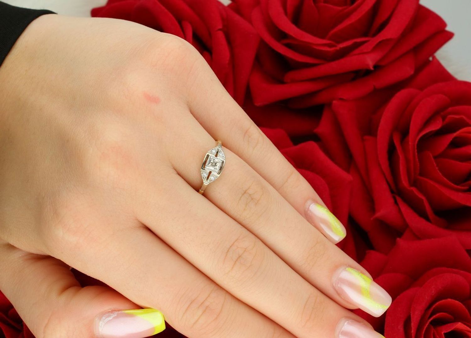 Złoty Pierścionek z 9 Diamentami 0,08 ct – Żółte Złoto 585  Klasyka z Charakterem.jpg